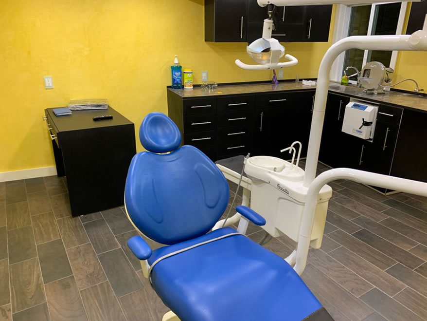 Consultorio dental Clínica Barcelona con equipo médico de última generación